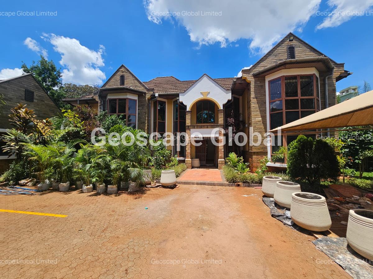 5 Bed House with En Suite in Runda - 1