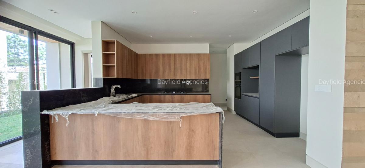 5 Bed House with En Suite at Off Grevillea Grove - 3