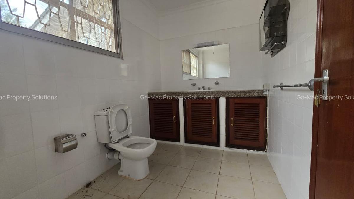 4 Bed House with En Suite in Runda - 12