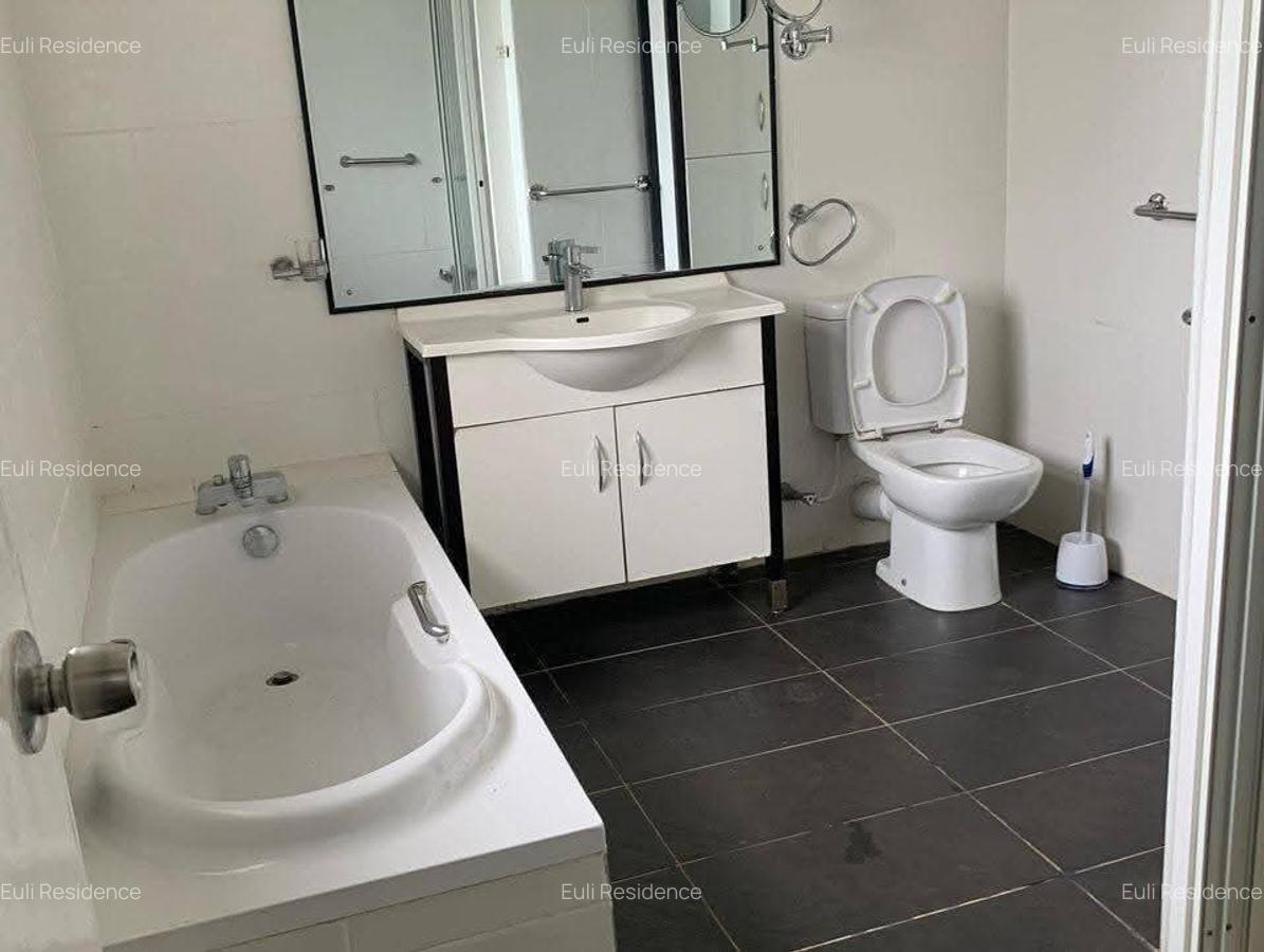 4 Bed House with En Suite at Spring Valley Rd - 4