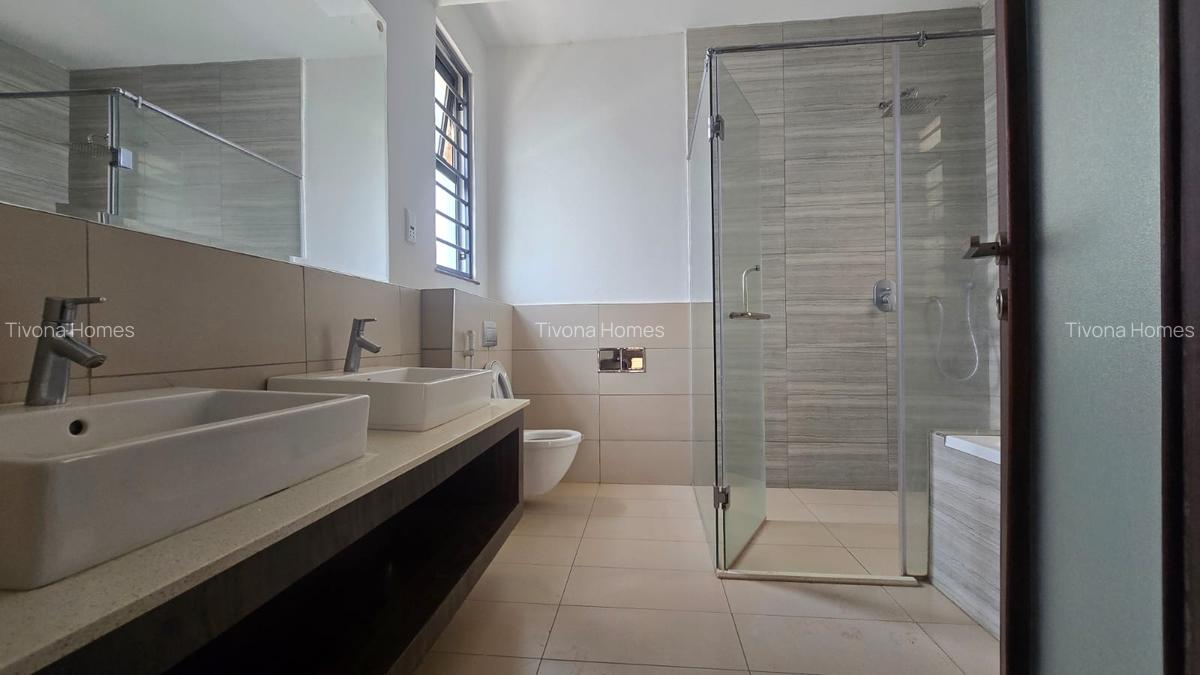 4 Bed House with En Suite in Garden Estate - 8