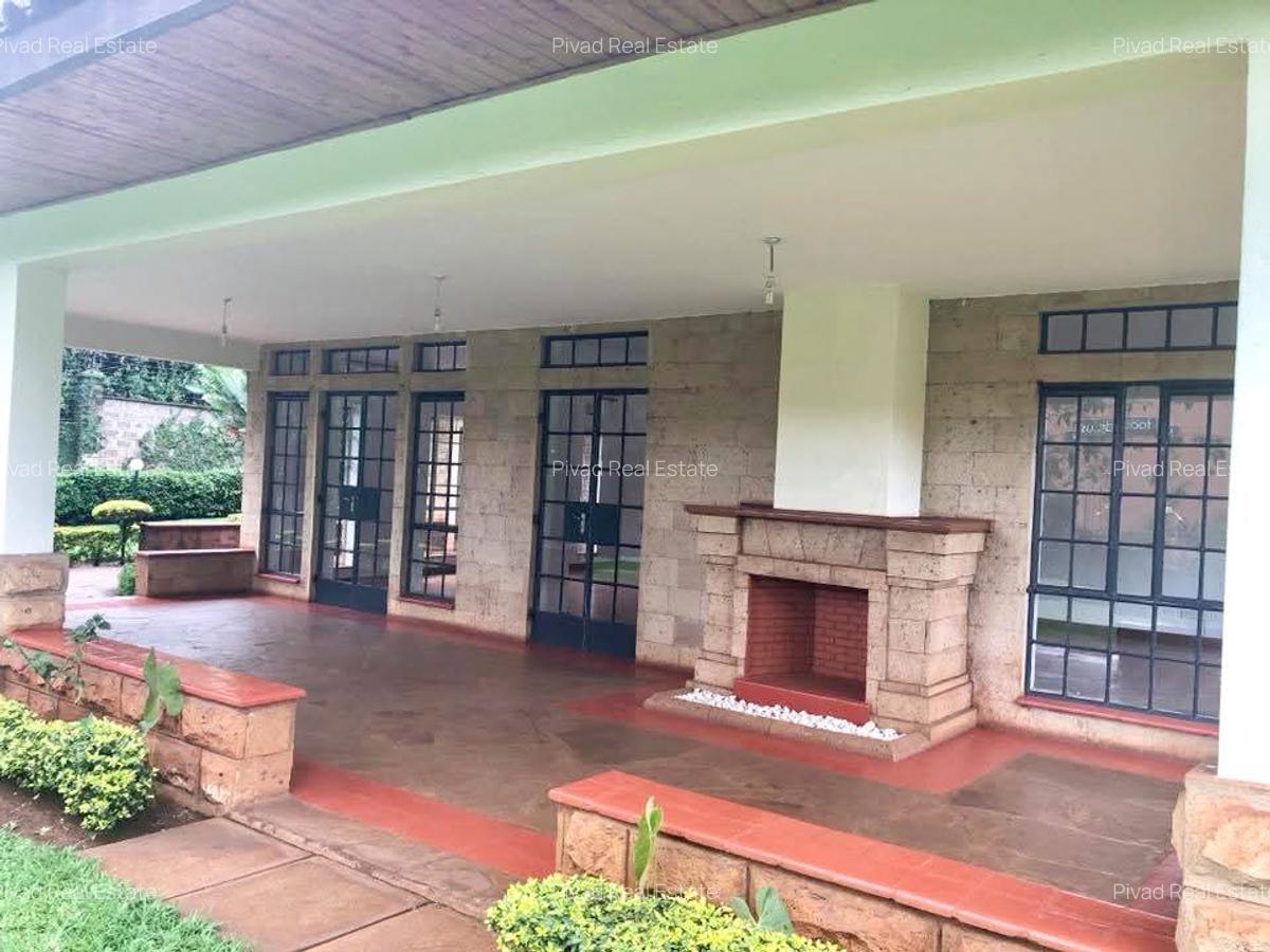 5 Bed House with Swimming Pool in Rosslyn - 3