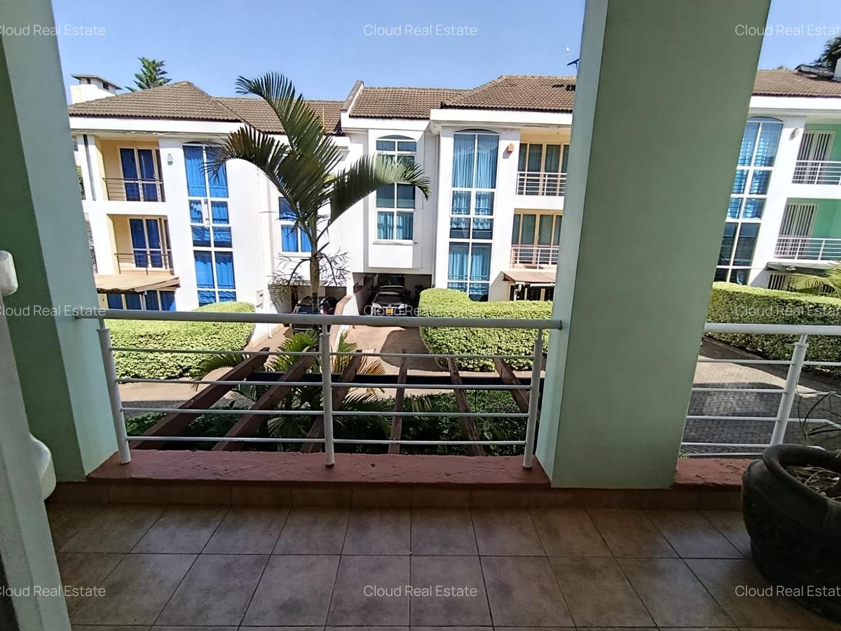 4 Bed House with En Suite in Lavington - 8