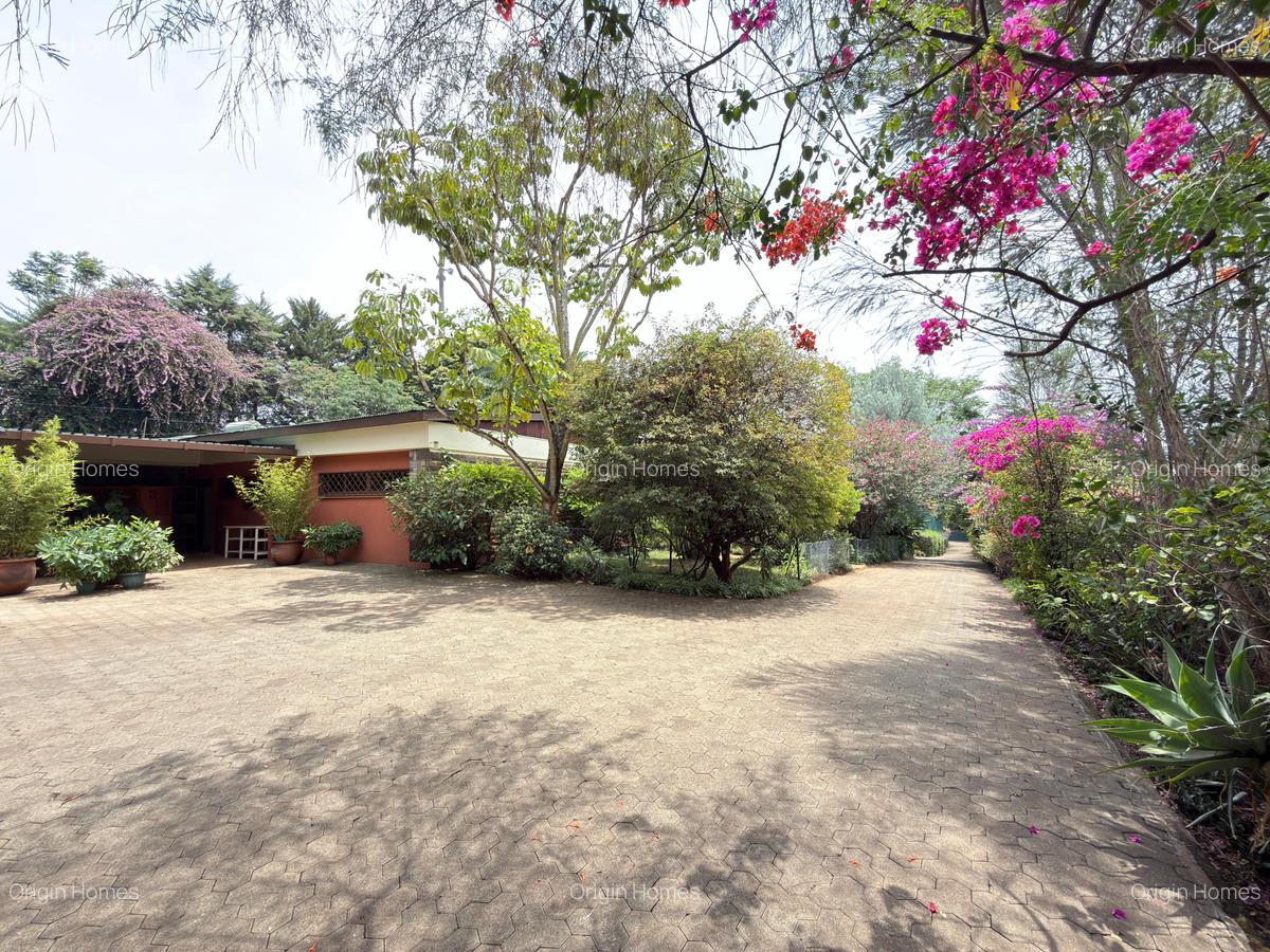 4 Bed House with En Suite at Lavington - 12