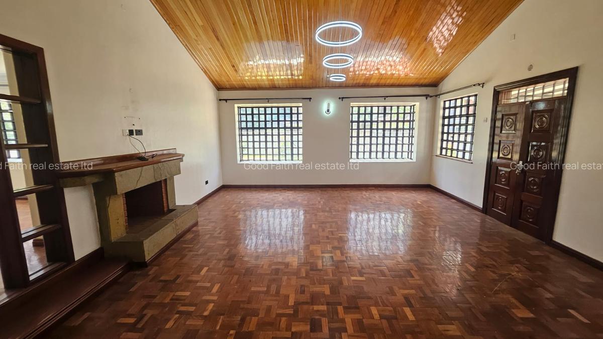 4 Bed House with En Suite in Lavington - 2
