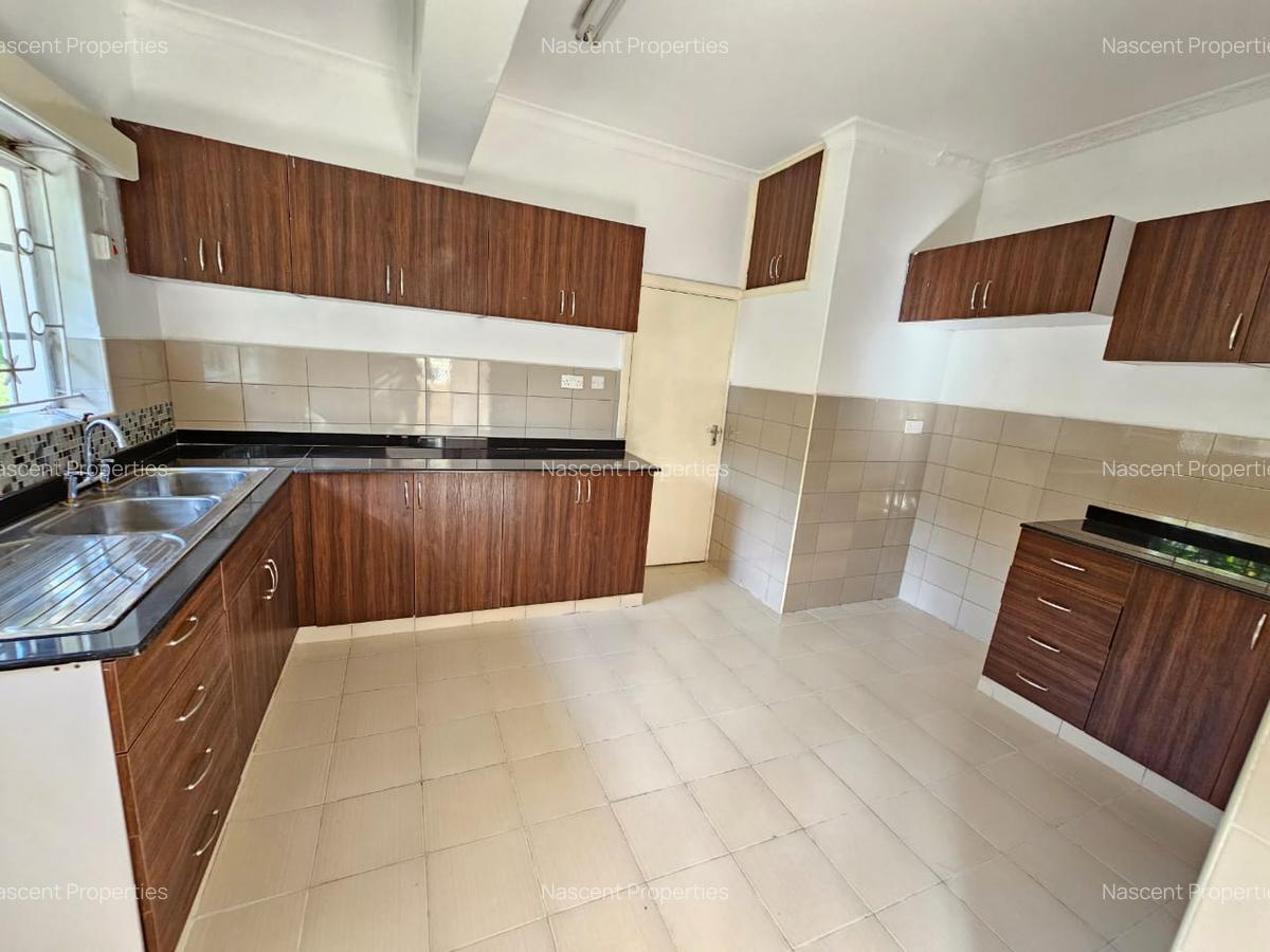 6 Bed House with En Suite in Rosslyn - 8