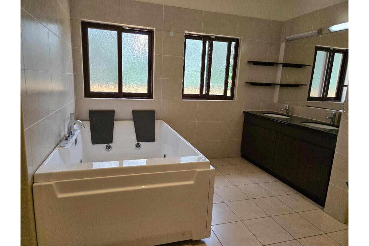 4 Bed Apartment with En Suite at Riverside Drive - 7