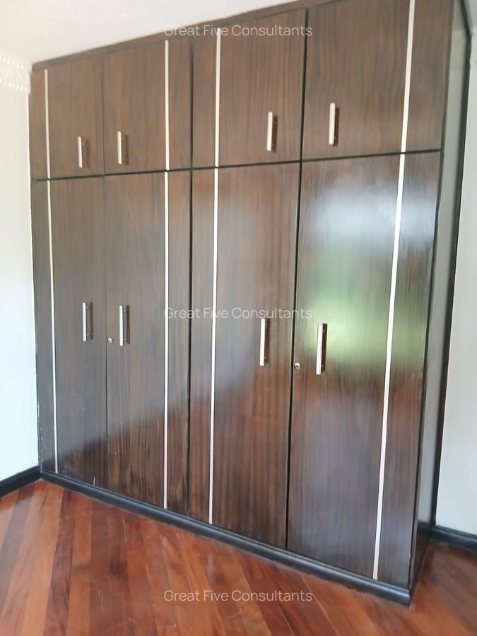 5 Bed House with En Suite in Runda - 14