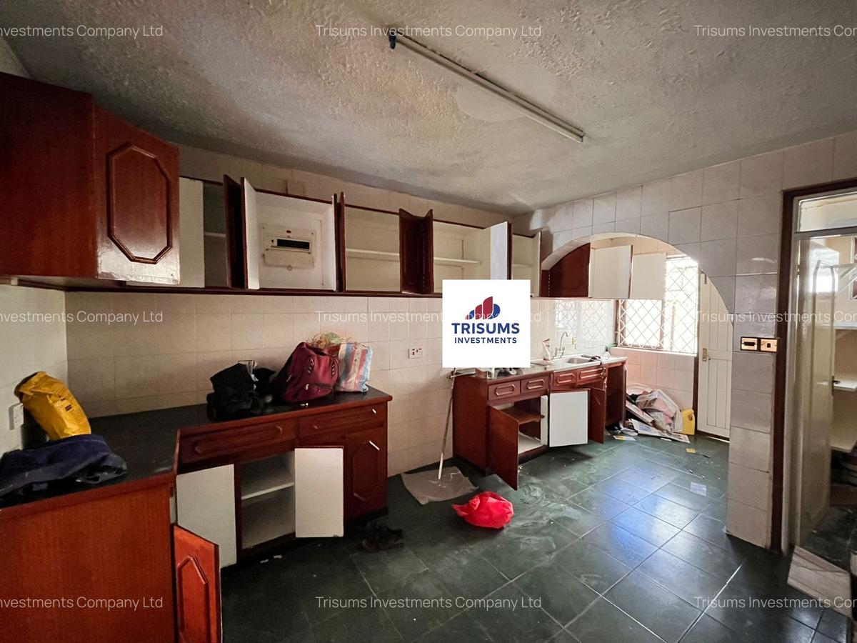 4 Bed House with En Suite in Lavington - 4