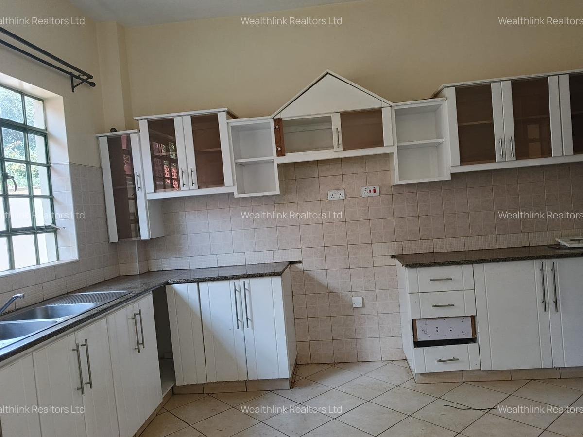 4 Bed Townhouse with En Suite at Lavington - 5
