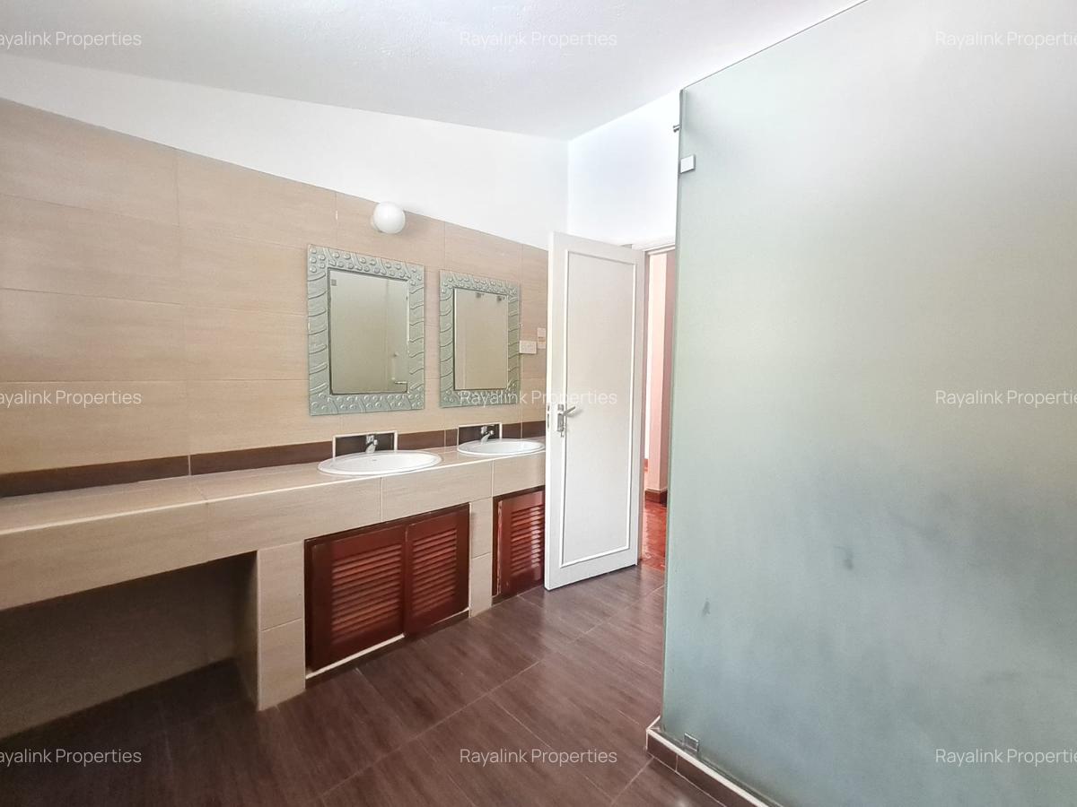 4 Bed House with En Suite at Hillview - 10