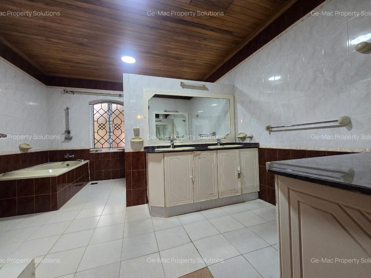 4 Bed House with En Suite in Hill View - 12