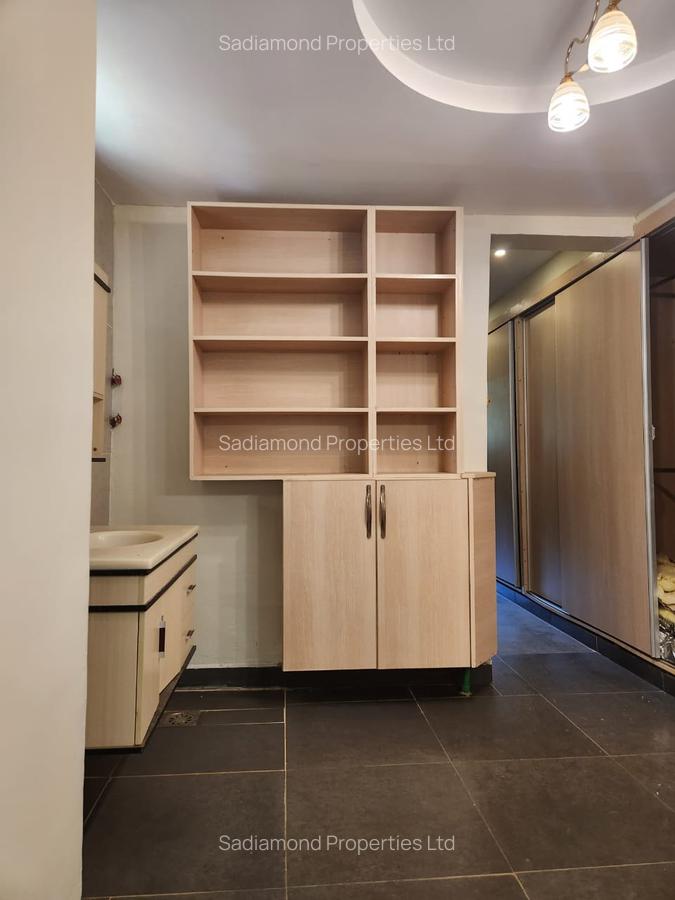 4 Bed House with En Suite in Karen Hardy - 9