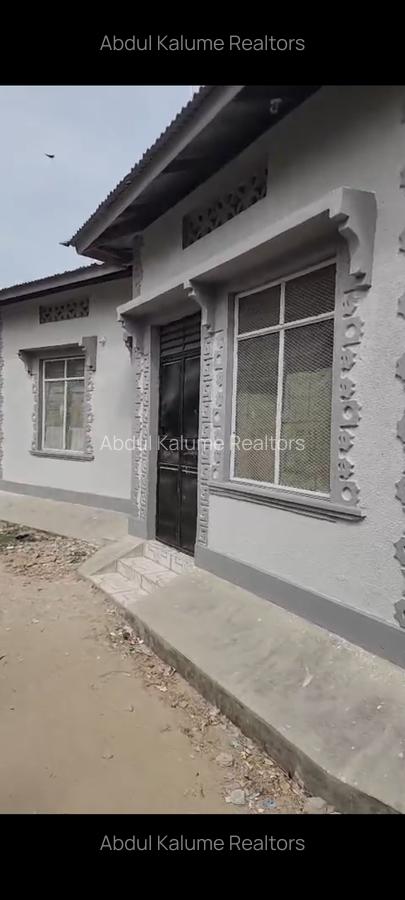 10 Bed House with Borehole at Barsheba - 3