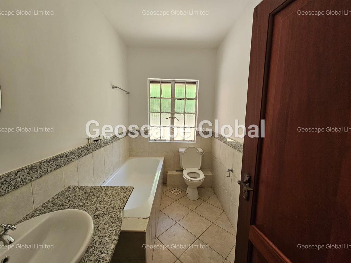 5 Bed House with En Suite in Rosslyn - 7