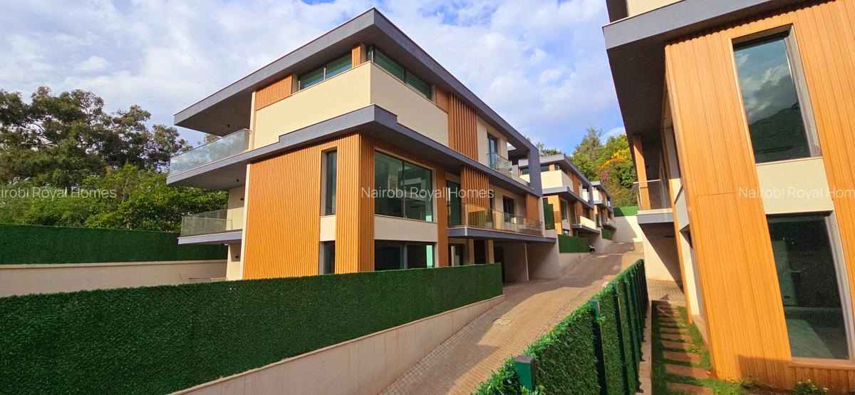 6 Bed Townhouse with En Suite at Lavington Green - 1
