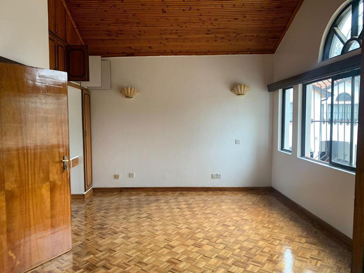 4 Bed Townhouse with En Suite in Lavington - 17