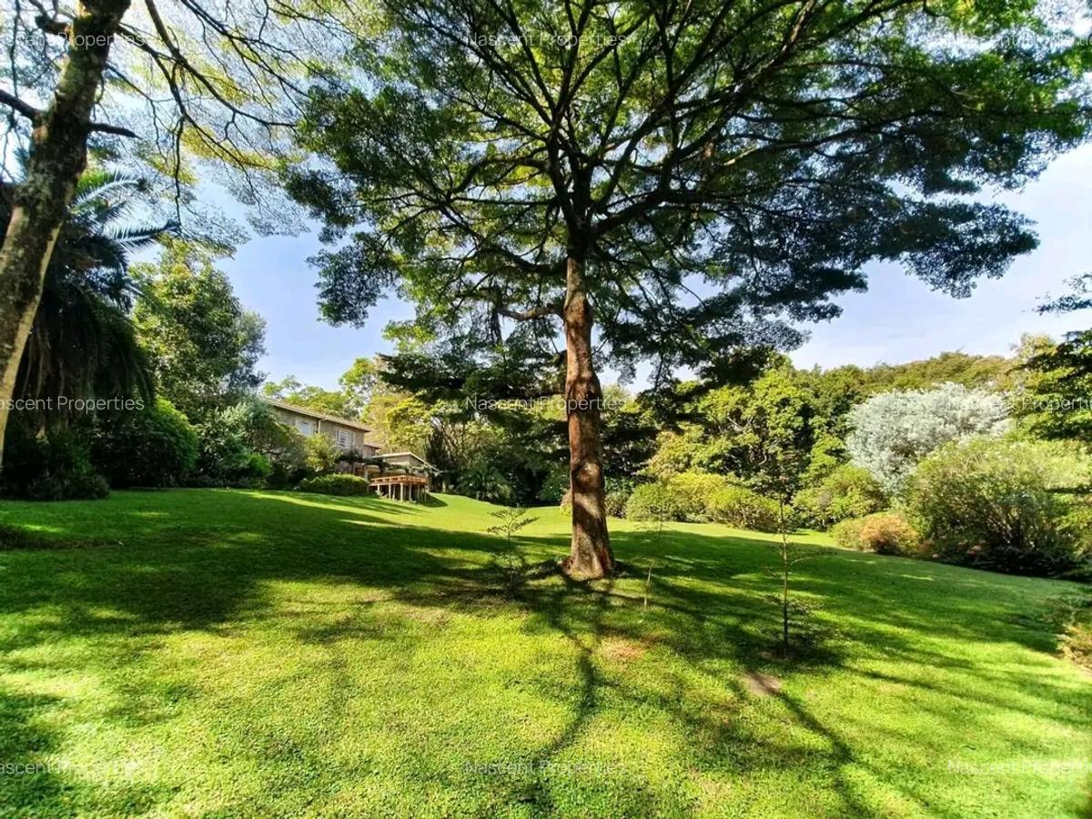 5 Bed House with En Suite in Ridgeways - 3