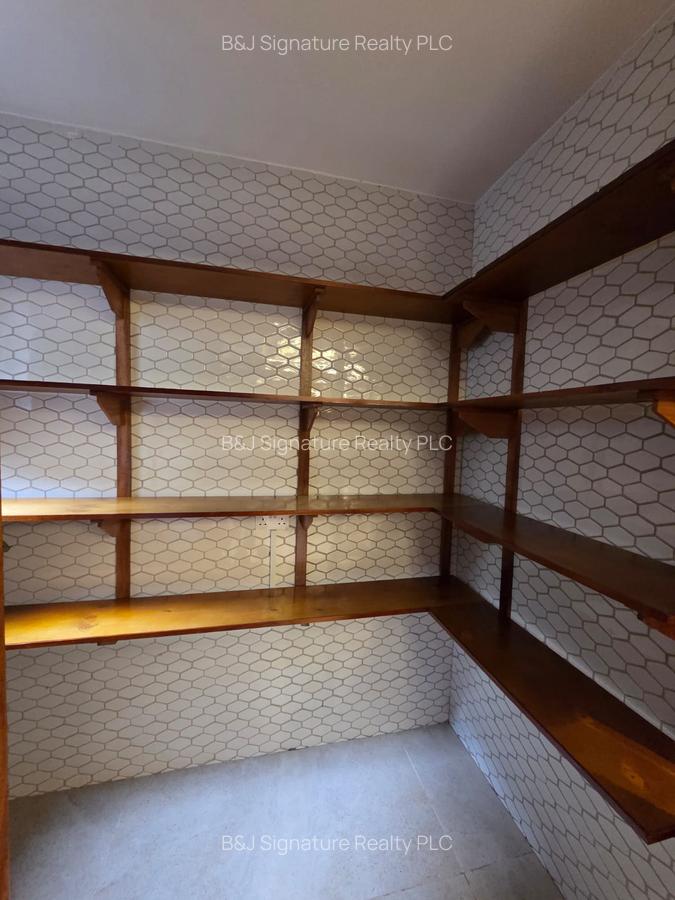 5 Bed Townhouse with En Suite in Lavington - 16