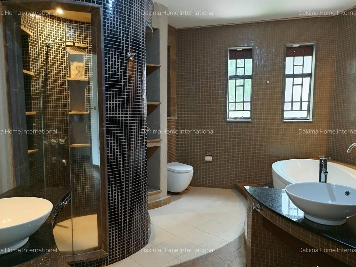 4 Bed Villa with En Suite in Lake View - 14