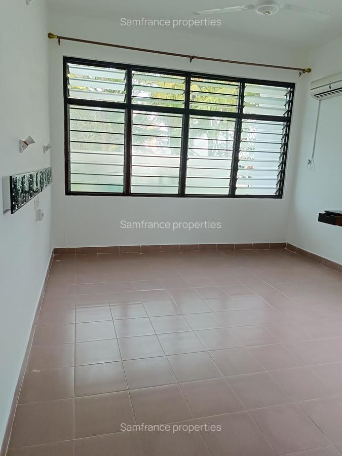 2 Bed Villa with En Suite at 3 Rd Avanue - 9