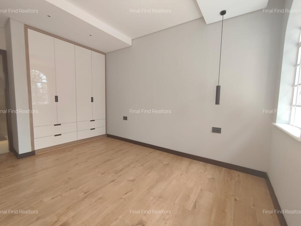 5 Bed House with En Suite in Runda - 14