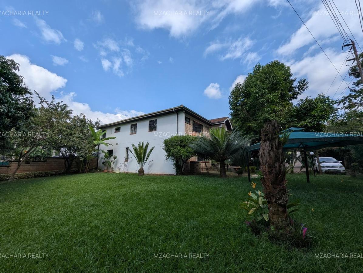 5 Bed House with En Suite in Brookside - 1