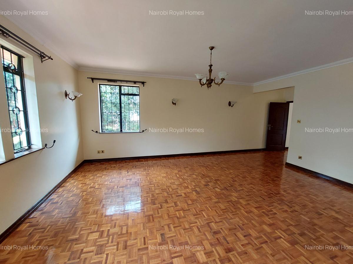 4 Bed House with En Suite at Acacia Drive - 11