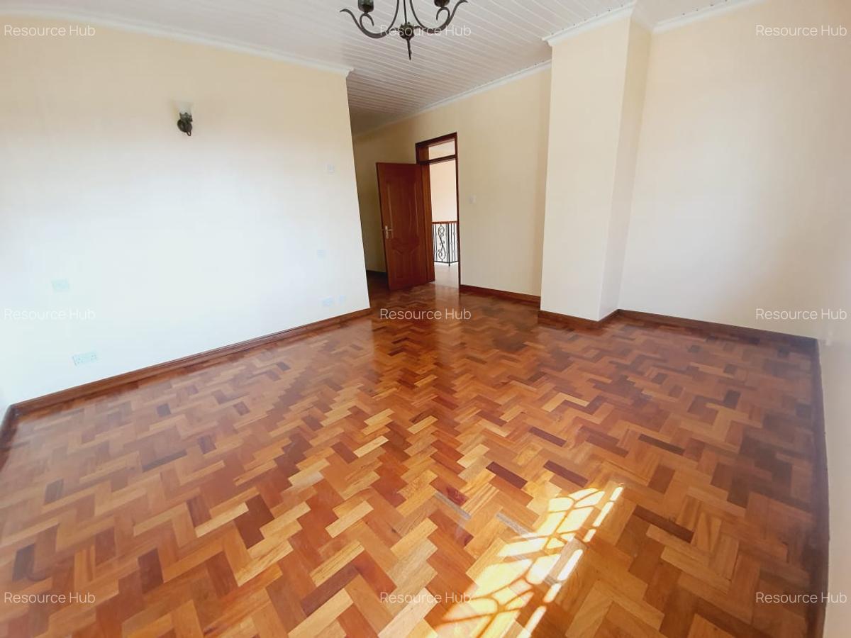 4 Bed Townhouse with En Suite at Riverside - 16