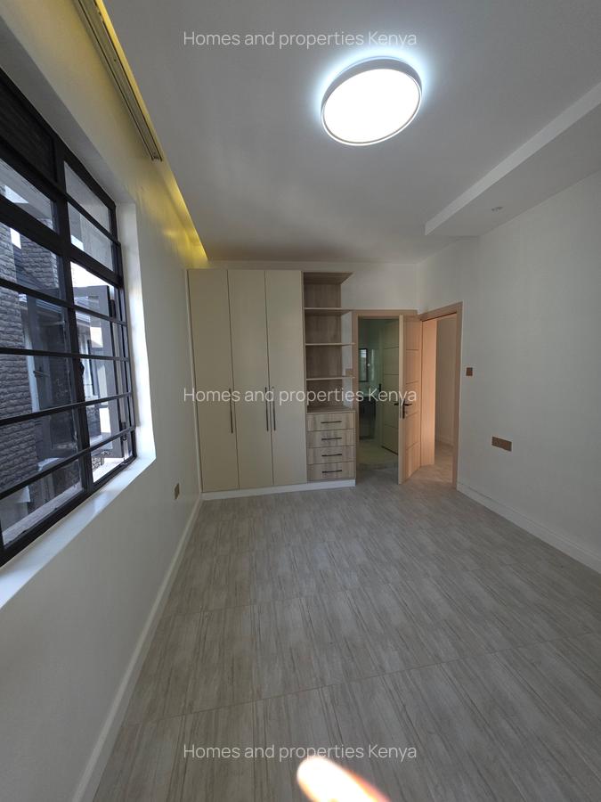 5 Bed Villa with En Suite in Membley - 6