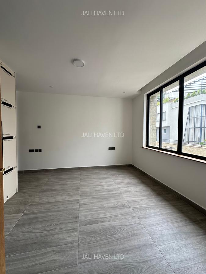 5 Bed Villa with En Suite in Lavington - 11