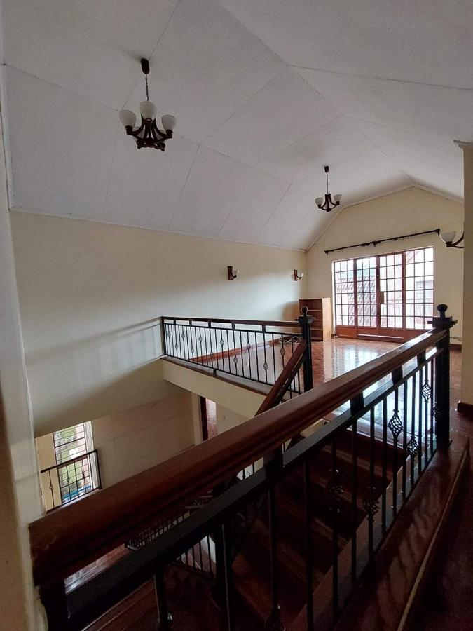 5 Bed Townhouse with En Suite at Lavington - 3