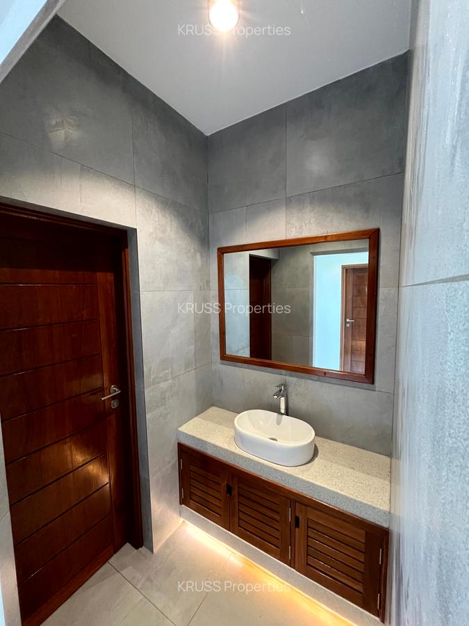 4 Bed House with En Suite at Hs84 - 4