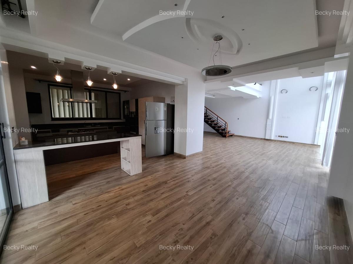 4 Bed House with En Suite at Riverside Drive - 5