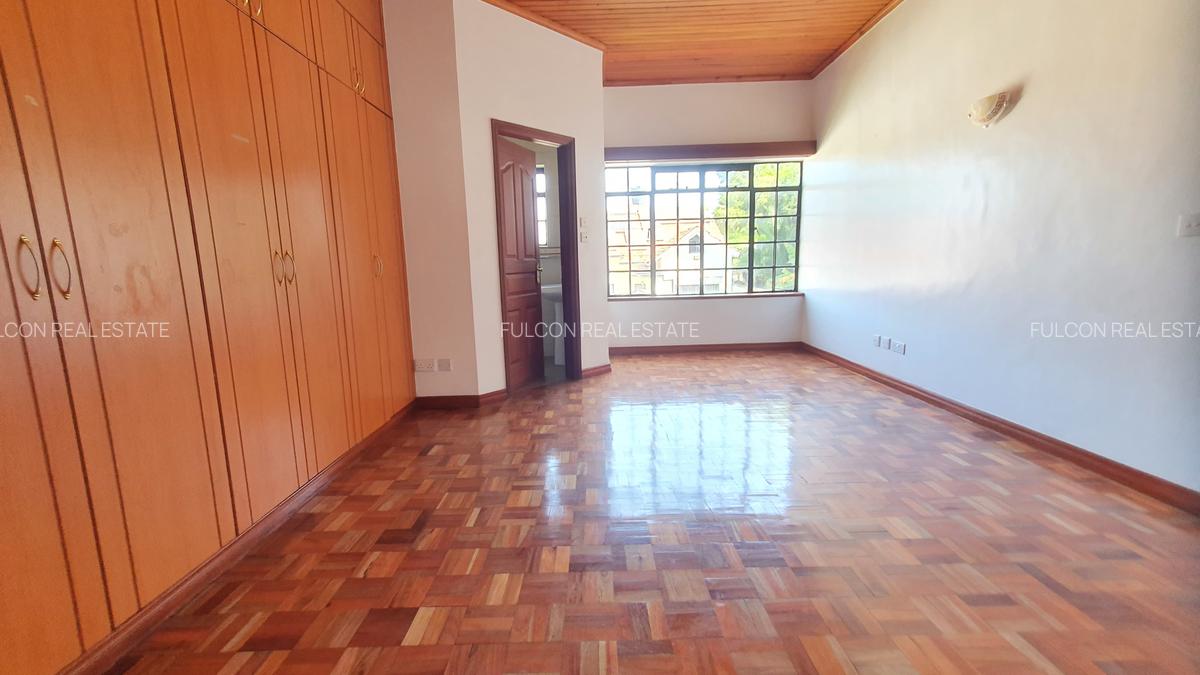 5 Bed Villa with En Suite in Lavington - 1