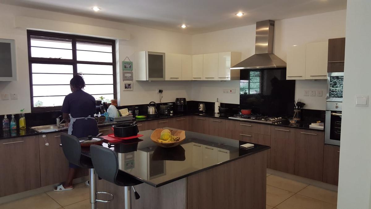 4 Bed House with En Suite in Rosslyn - 4