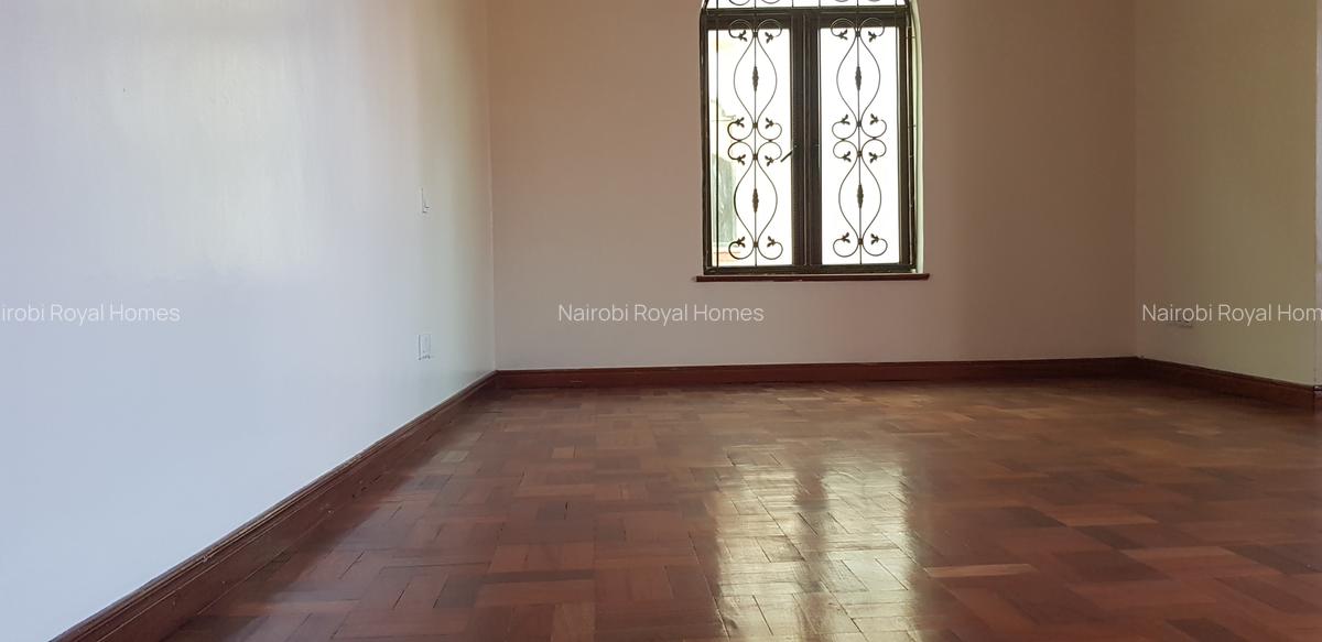 5 Bed Townhouse with En Suite at Lavington Road - 10