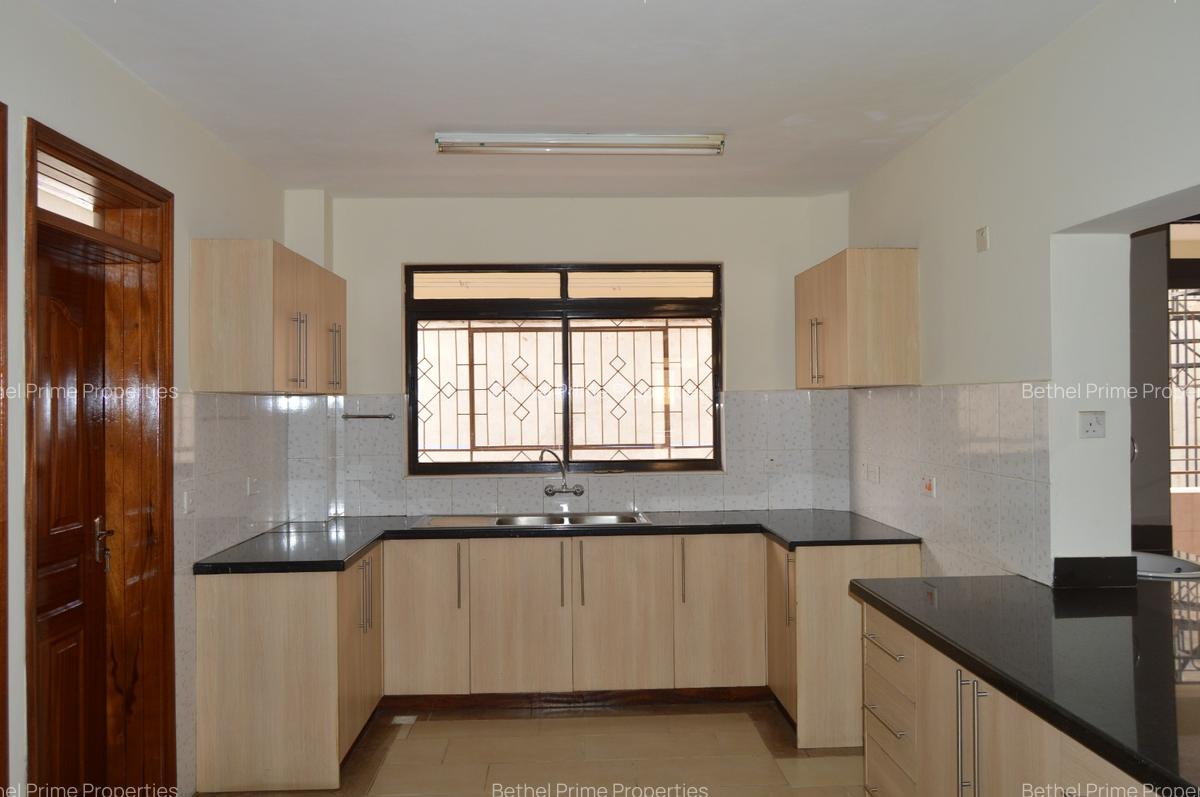4 Bed Apartment with En Suite in Parklands - 18