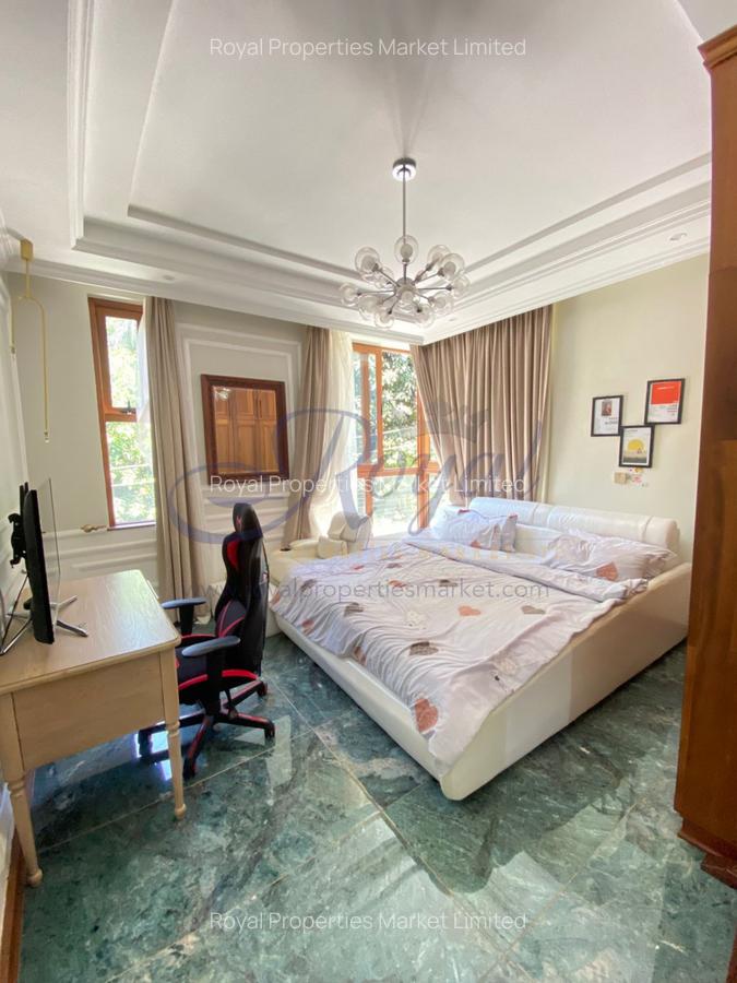 6 Bed House with En Suite in Lavington - 12