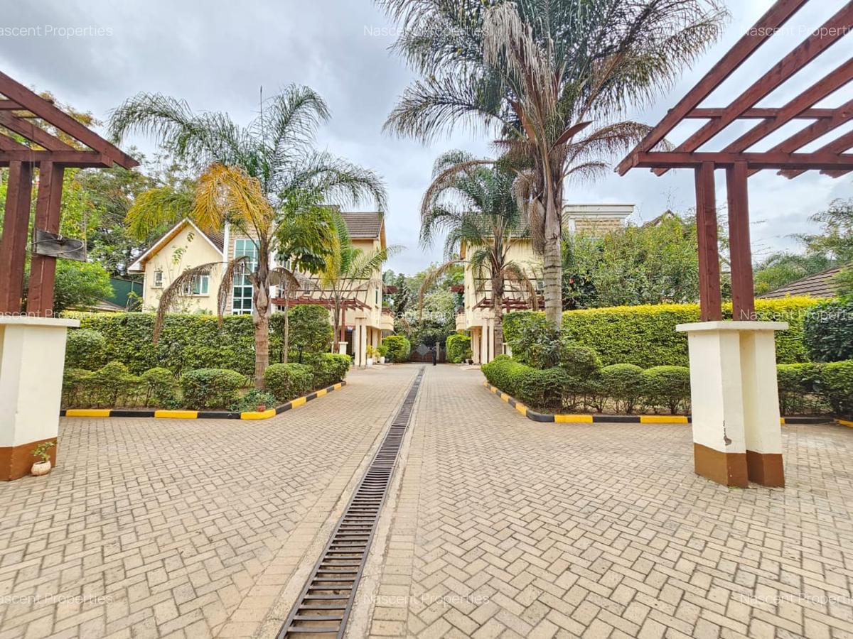 5 Bed Villa with En Suite in Lavington - 1