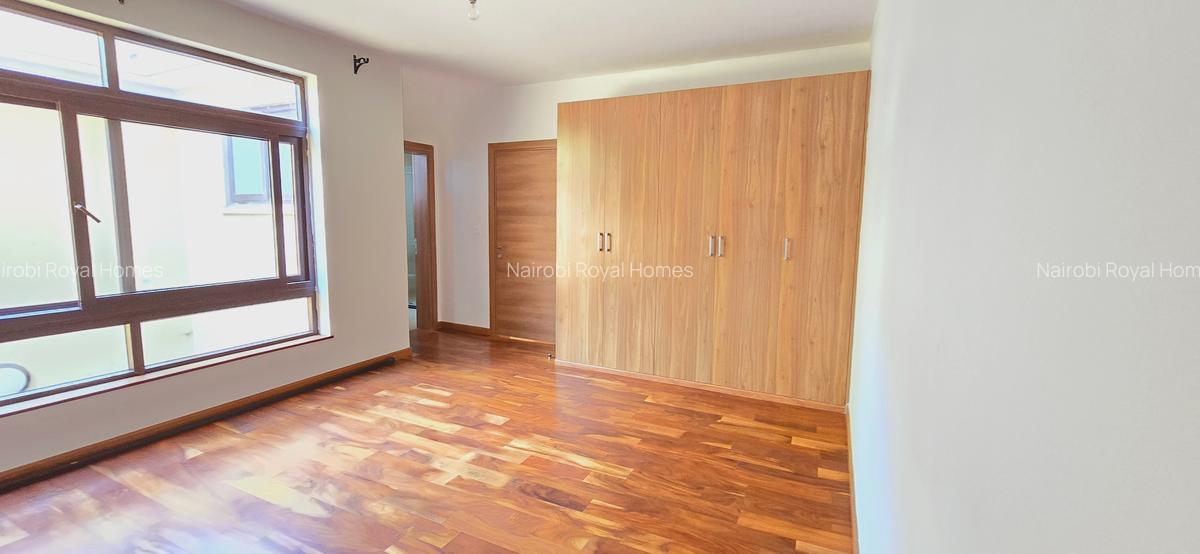 5 Bed Townhouse with En Suite at Lavington Green - 12