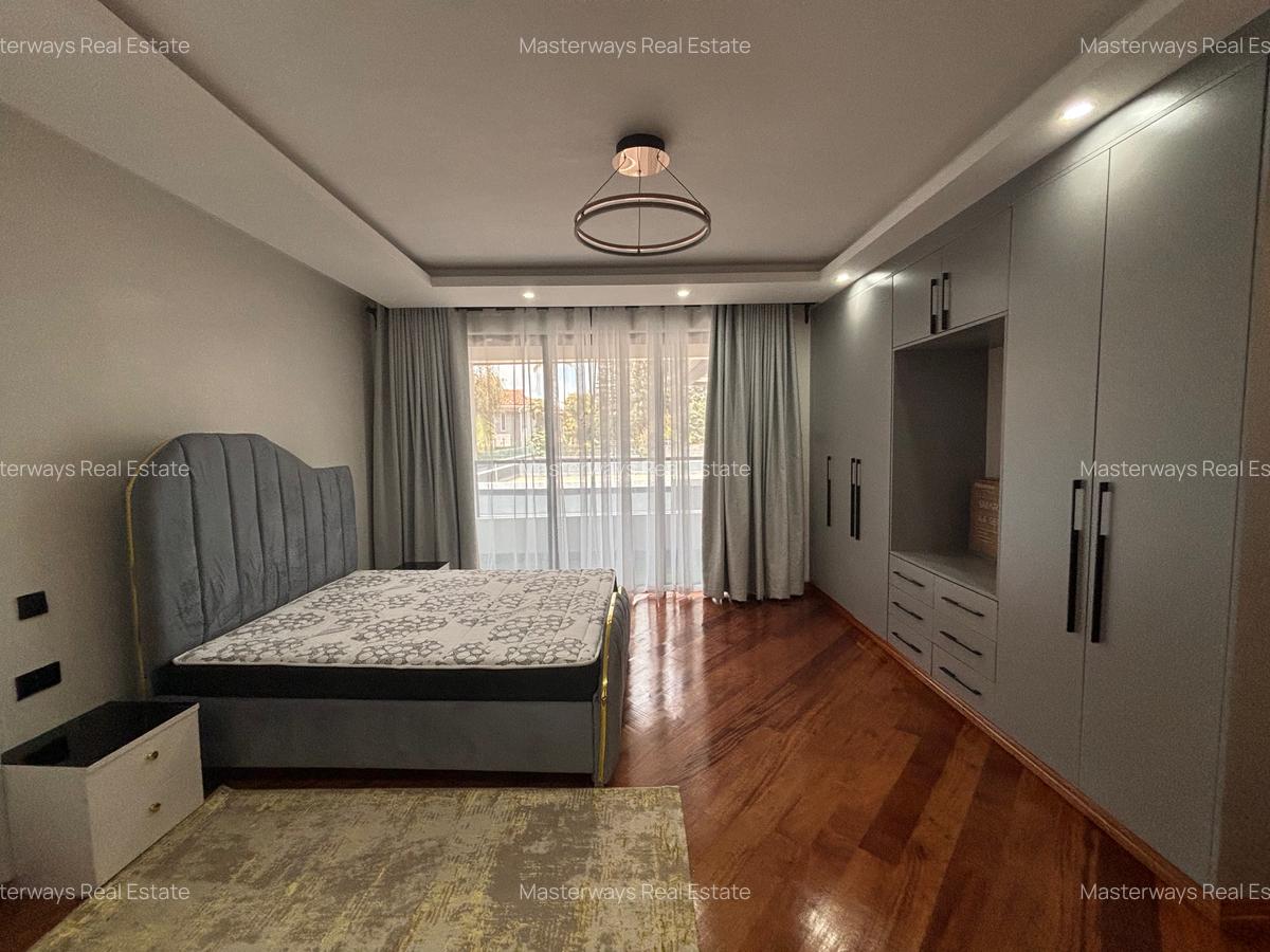 5 Bed House with En Suite in Runda - 12