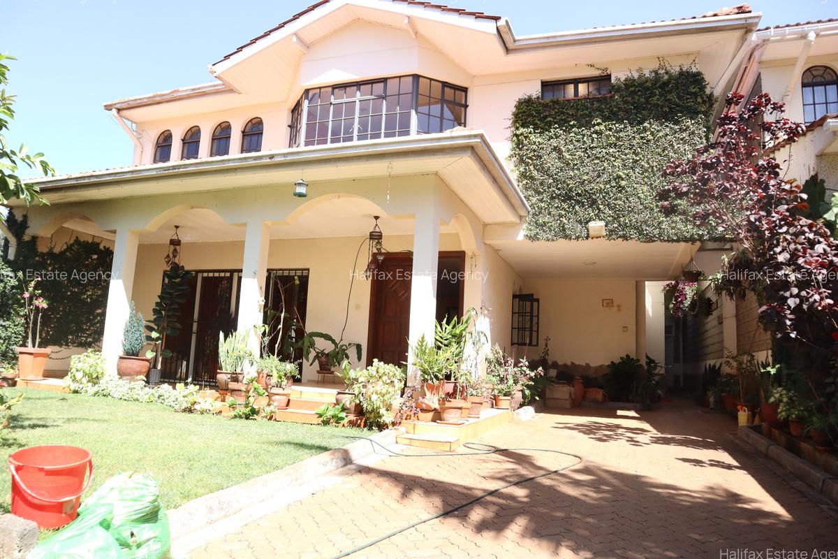 5 Bed Villa with En Suite in Brookside - 1