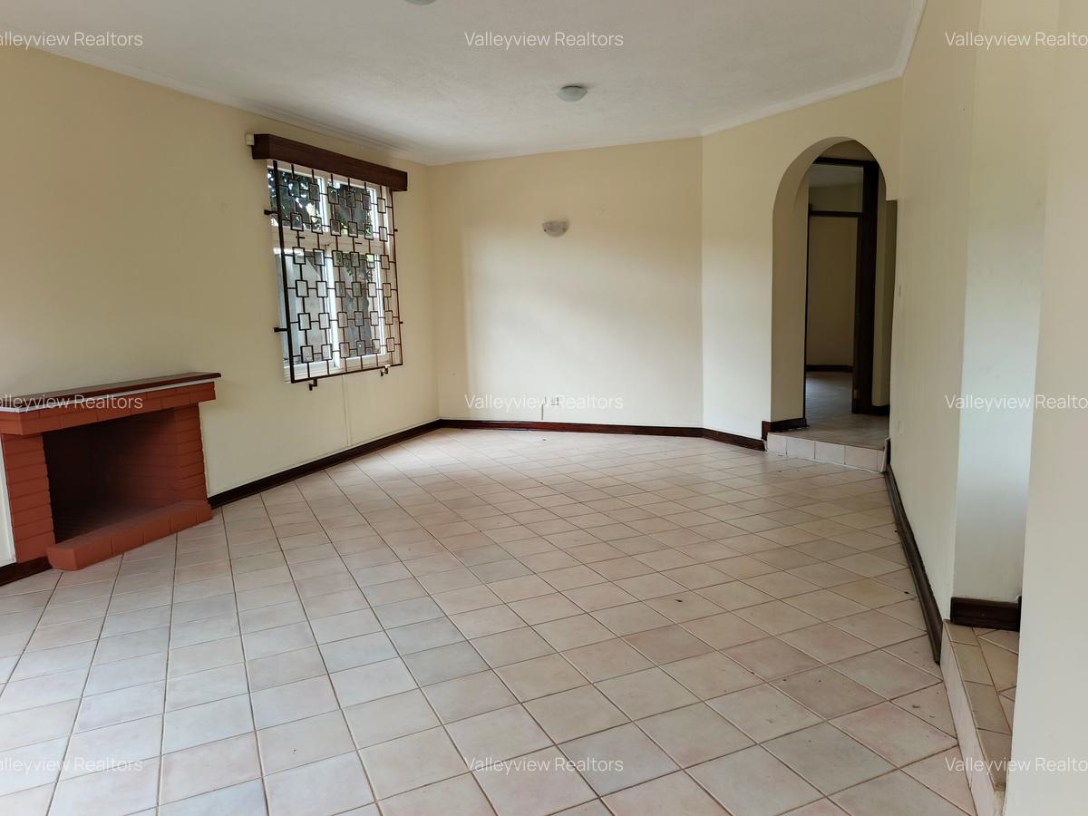 4 Bed Townhouse with En Suite at Lavington - 2