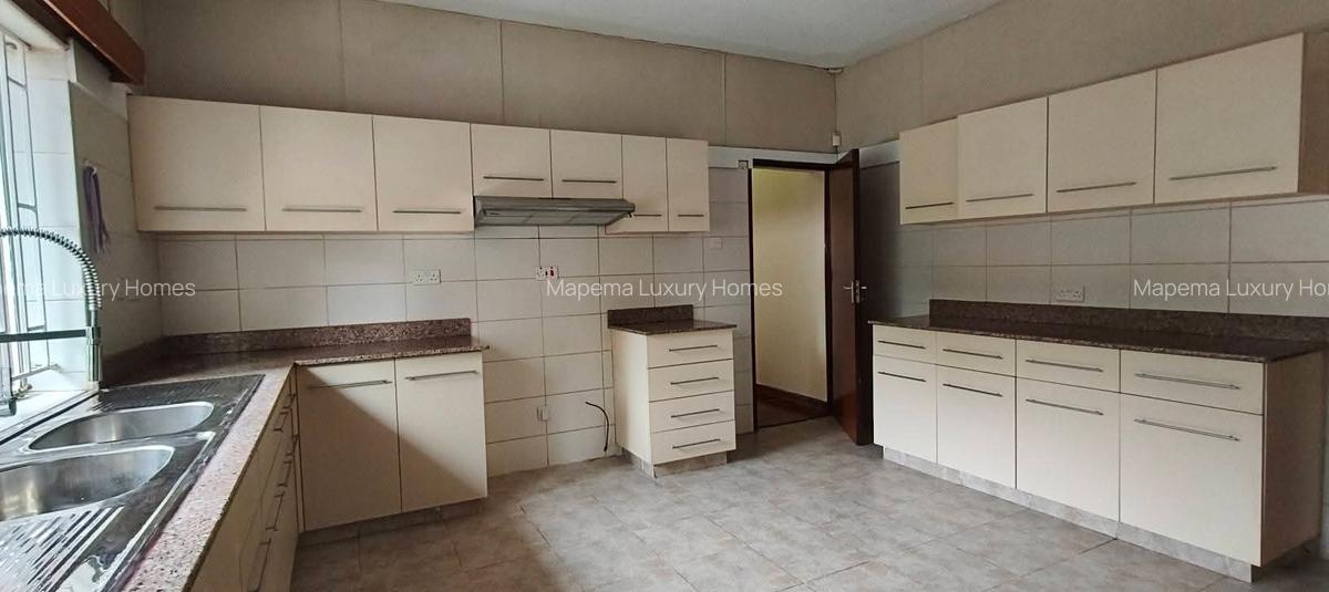 4 Bed House with En Suite at Rosslyn - 9