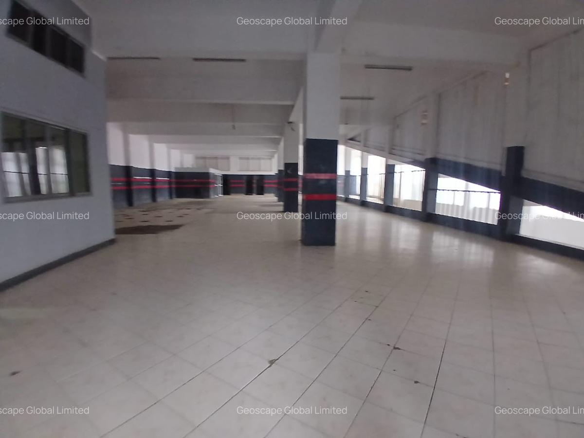 6,499 ft² Warehouse with Parking in Industrial Area - 6