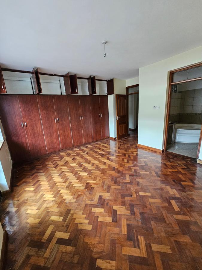 3 Bed Apartment with En Suite at Lavington - 18