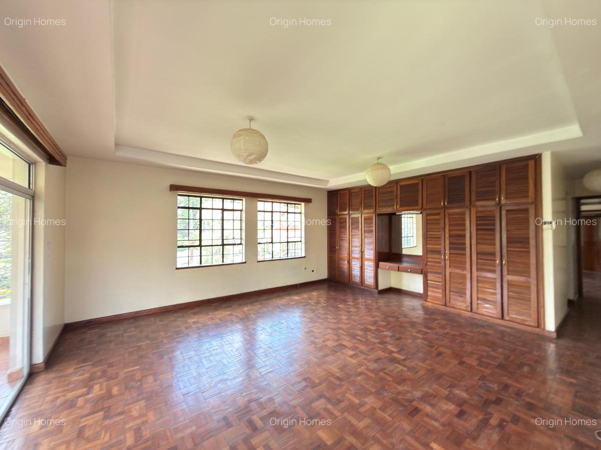 5 Bed House with En Suite in Runda - 12