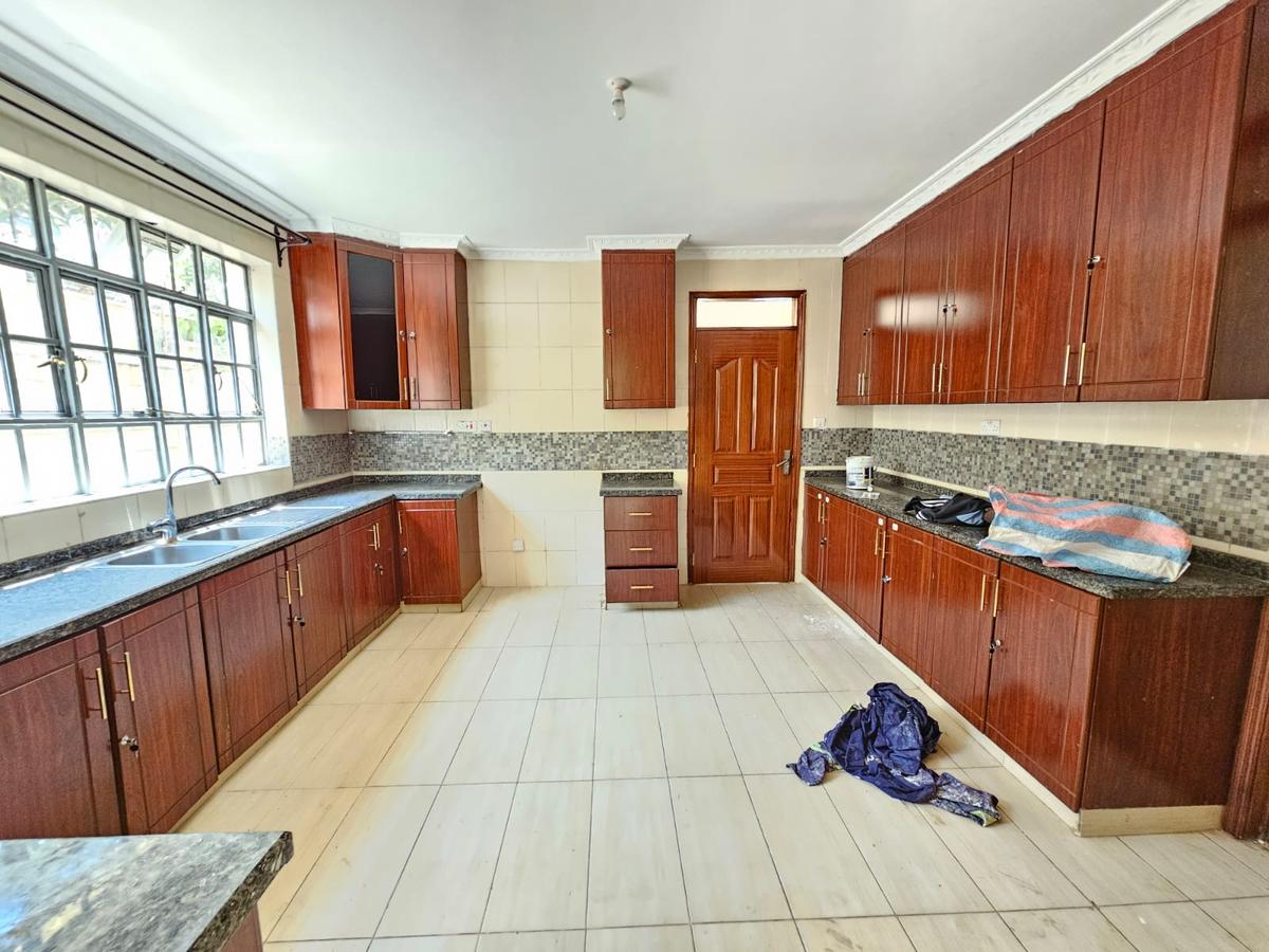 5 Bed Townhouse with En Suite in Lavington - 3