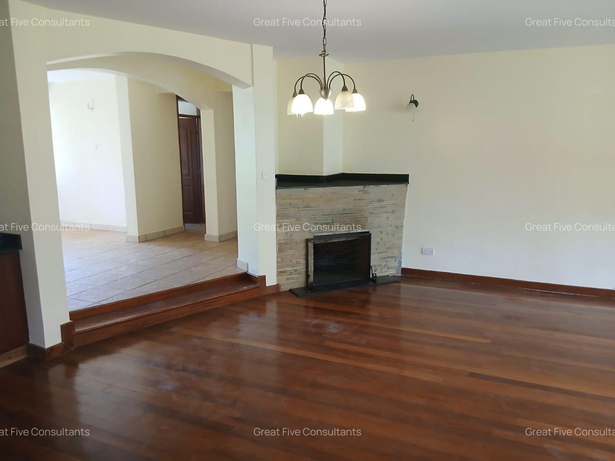 4 Bed Villa with En Suite in Rosslyn - 5